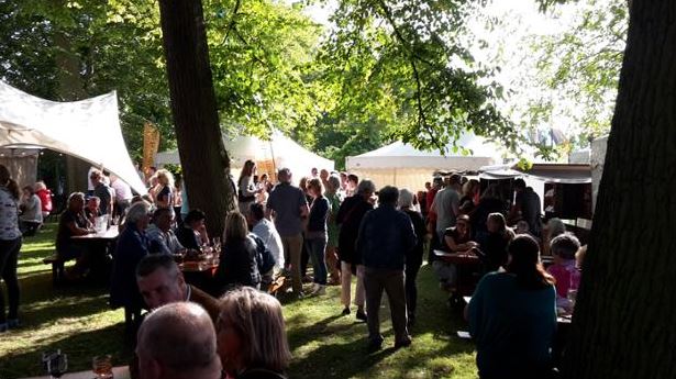 YachtFocus's tweet photo. Een mooie terugblik naar een zomerse @BotenbeursHoorn 2016. #Terugblik #GebruikteBotenbeurs #Hoorn #Wijnfestival #Watersport #NautischeMarkt https://t.co/GAAc56v1n4