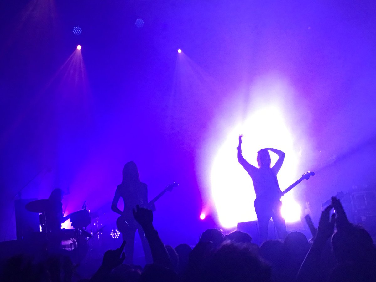oracrest's tweet image. @_Warpaint got some great shots at the Austin show #silhouettes #ColorGradients