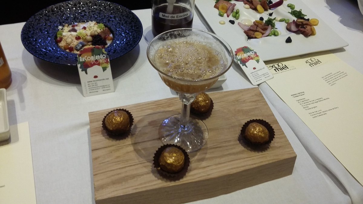 platosentre2's tweet photo. @PerikoOrtega de @pecargastro presenta 2 platos y un cóctel al que ha titulado ‘Golden Flavor’ en el #menuexpomiel16 #expomiel16 https://t.co/qUcjeJfUJI