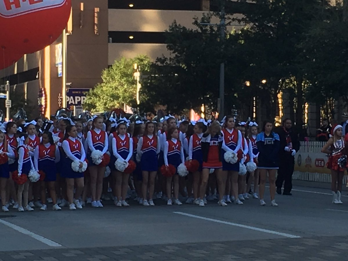 mama_zipes's tweet photo. Houston Parade! #VarsityHouston https://t.co/x8VcrInOLx