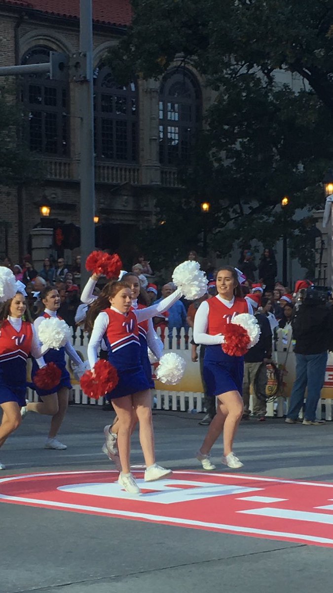 mama_zipes's tweet photo. Houston Parade! #VarsityHouston https://t.co/x8VcrInOLx