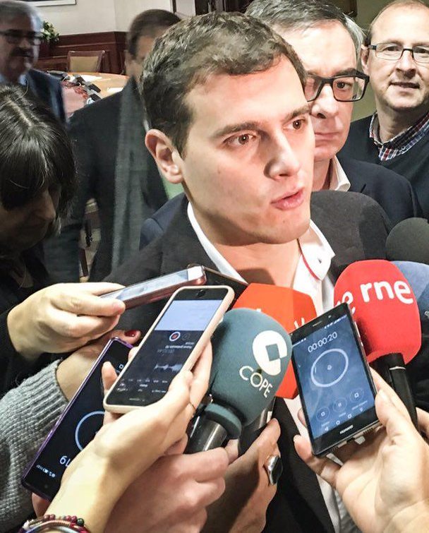 moda_cs's tweet photo. En el @Congreso_ES, atendiendo a los medios, Albert Rivera (@Albert_Rivera) con americana negra ◼ y camisa blanca ◻. https://t.co/8vPDNO4ew4