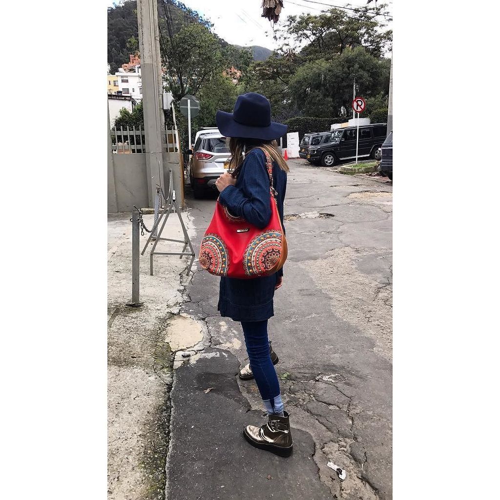 LaMajaCol's tweet photo. Mi recomendación de hoy: #totaldenimlook 👖y un accesorio colorido #bohochic 👛 #fashiondiaries / TAP PHOTO for detai… https://t.co/ucpf2zDGfy