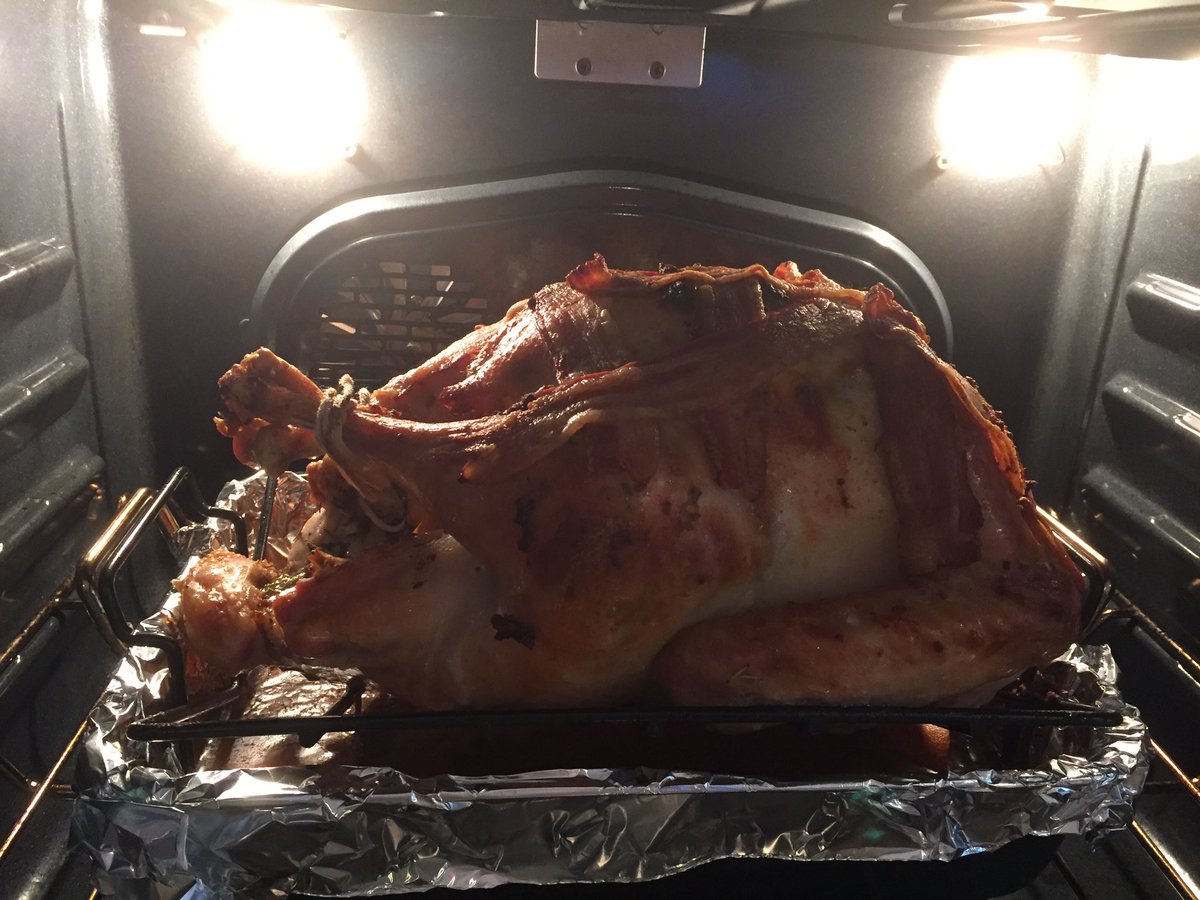MEBarrera's tweet photo. @altonbrown @emtrockstar because it's delicious. I do the AB brine and then rub with 'bacon butter' and cover with bacon. #selfbasting https://t.co/q5qOCj9yWg