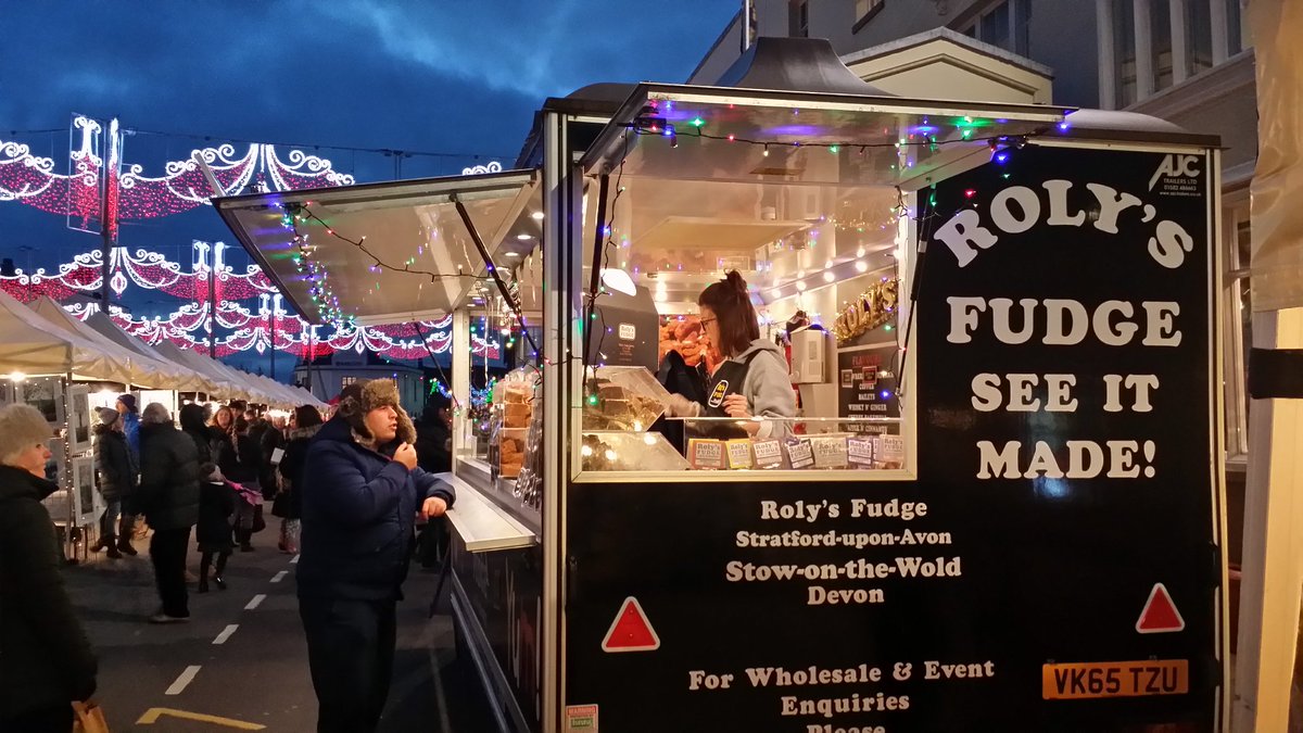 Come and see our crumbly fudge being made #StratforduponAvon #rolysfudge at the Christmas Market till 8pm Thursdays #yumyum