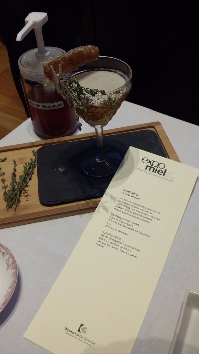 platosentre2's tweet photo. ‘Lunas de miel’ cóstel de @flair_cocktails para el que ha utilizado miel de matalauva en el #menuexpomiel16 #expomiel16 https://t.co/Aa6koc5iwZ