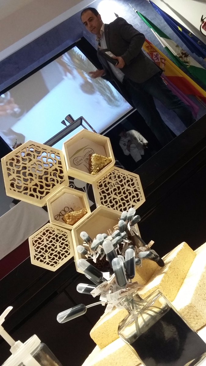 platosentre2's tweet photo. Cóctel ‘Clandestina’ de El barman Raúl Márquez para el que ha empleado miel de tomillo en el #menuexpomiel16 #expomiel16 https://t.co/7sY1RDPyr5
