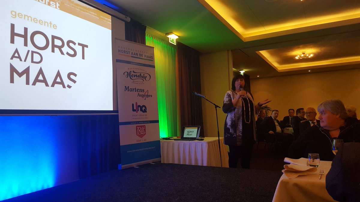 Ondernemerprijs's tweet photo. Enthousiaste presentatie @TonHagens en @birgitopdelaak over samenwerking en maatschappelijk verenigen, wat een energie! #ohm16 https://t.co/sXEwxIFyJX