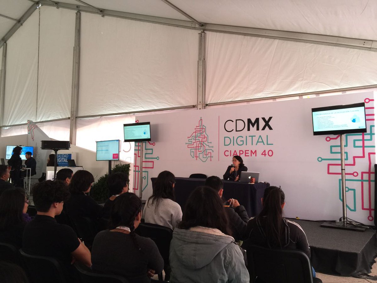 CDMXDigital_'s tweet photo. La Dra. Claudia García del @tecdemonterrey CCM presenta el proyecto "Tlalpan 3.0" en #CIAPEM40 #CDMXDigital https://t.co/V7fJTv9gGn