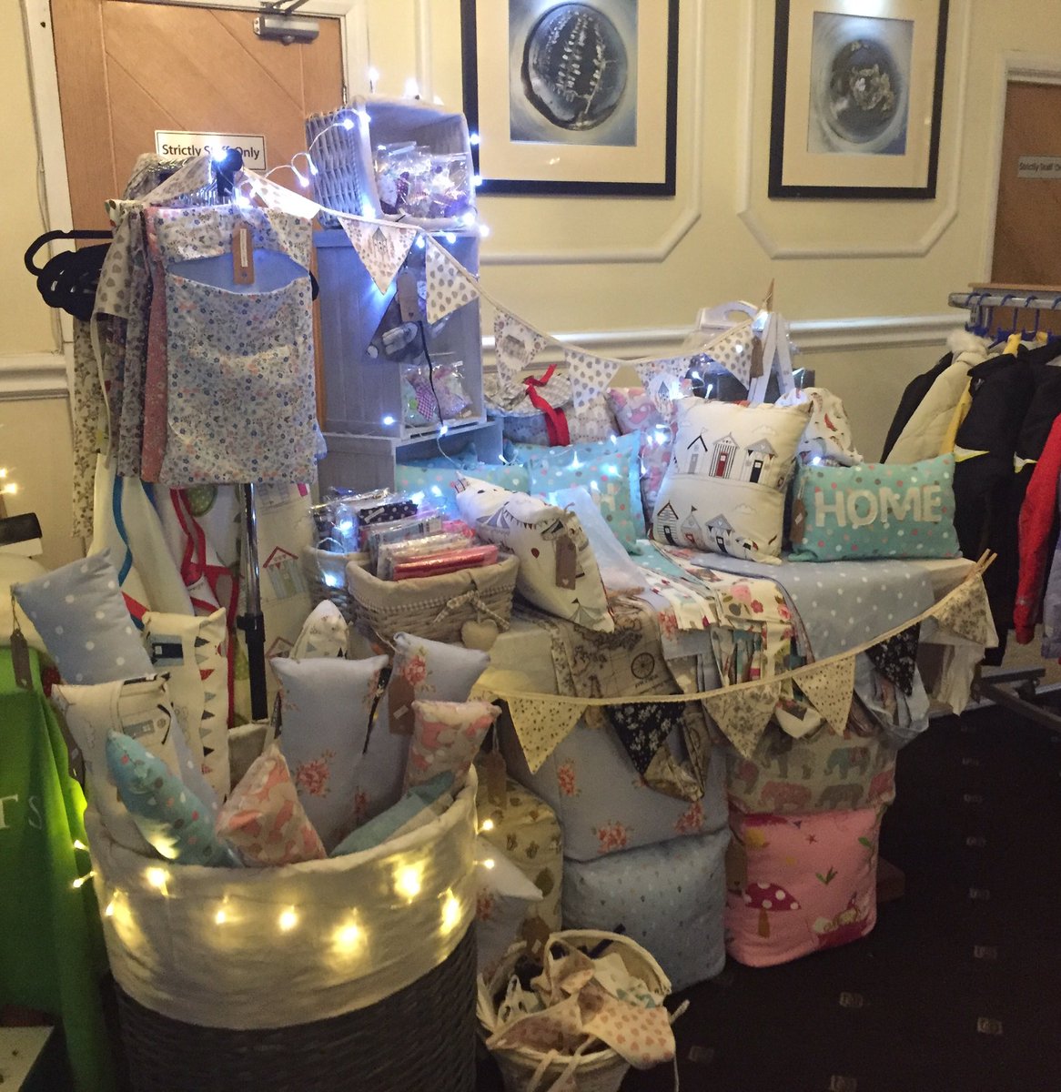 ppieces15's tweet photo. All set Up At The Valley Hotel 5-7pm #Christmas #fair #locallymade https://t.co/te2wB3LlkG