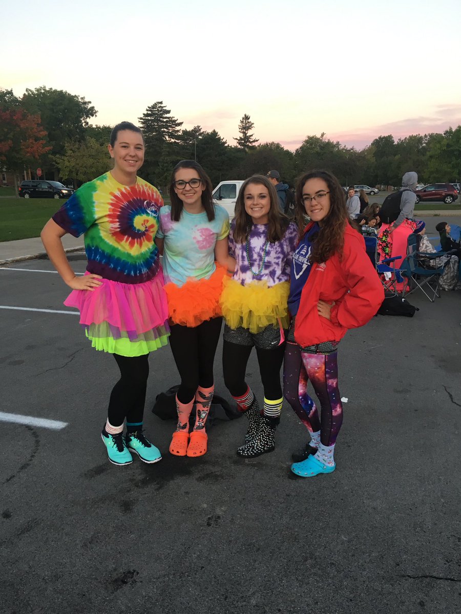 alexismerriam's tweet photo. thankful for these girls i don't know where i would be without you! 😘😘 @shellydyer99 @KWiseley_17 #twitterlessnat https://t.co/IWdXnS7ym6