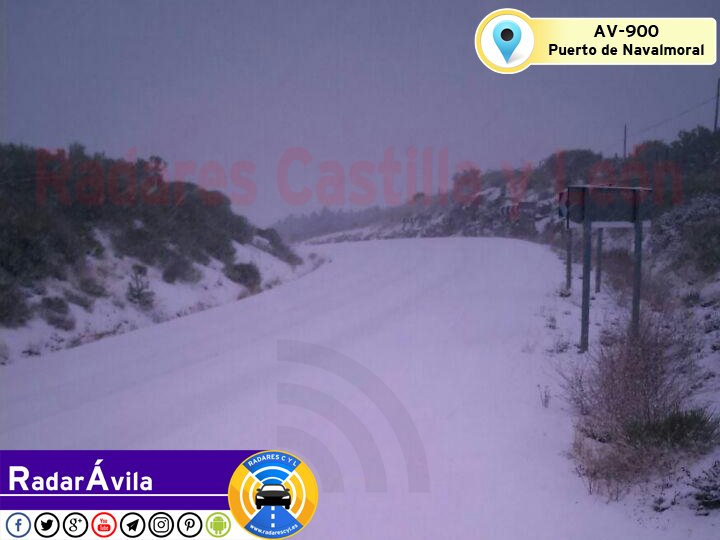 AvilaRadar's tweet photo. #Ávila PRECAUCIÓN!
(16:51) FOTO|NIEVE en la AV-900 a la altura del Puerto de Navalmoral #RadaresCYL #NieveCYL https://t.co/kAAYreJZIu