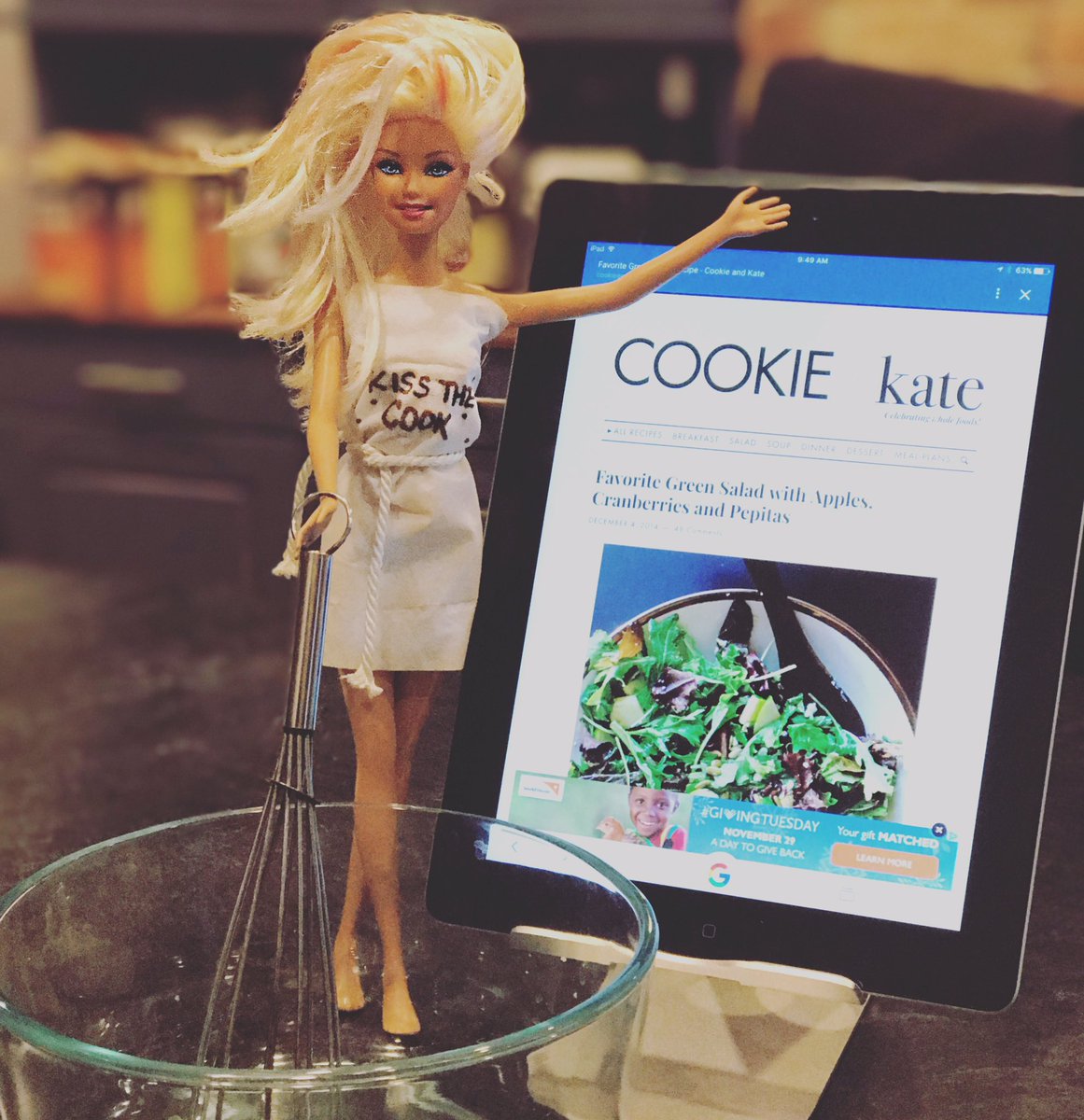 ItsHolidayHolly's tweet photo. #HolidayHolly doesn't know who the hell Kate is, but who cares, what she's whipping up is sooo much better 💅🏼 Happy #Thanksgiving, bitches 🍴 https://t.co/6CQ55NZWK8
