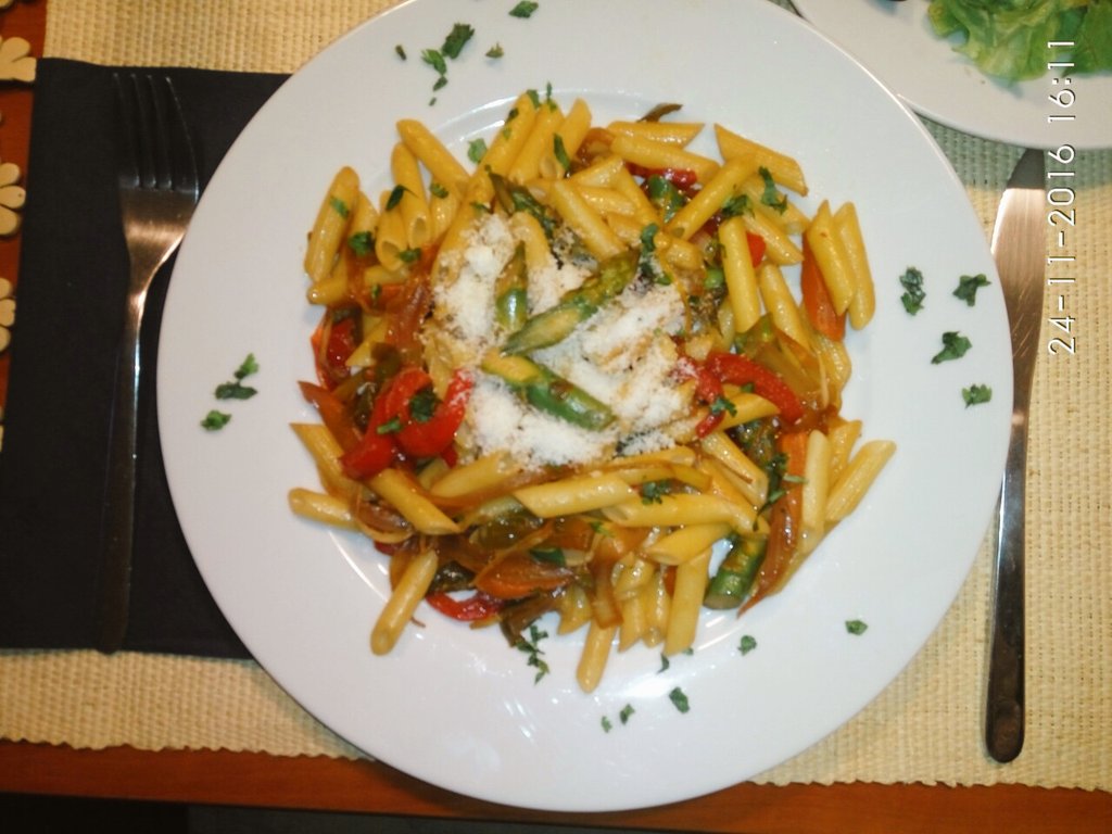 AnnyMaestri's tweet photo. Macarrons amb verduretes saltejades en salsa de soja i formatge parmesà #MeatLessDayUOC https://t.co/FTmfOvjSwF