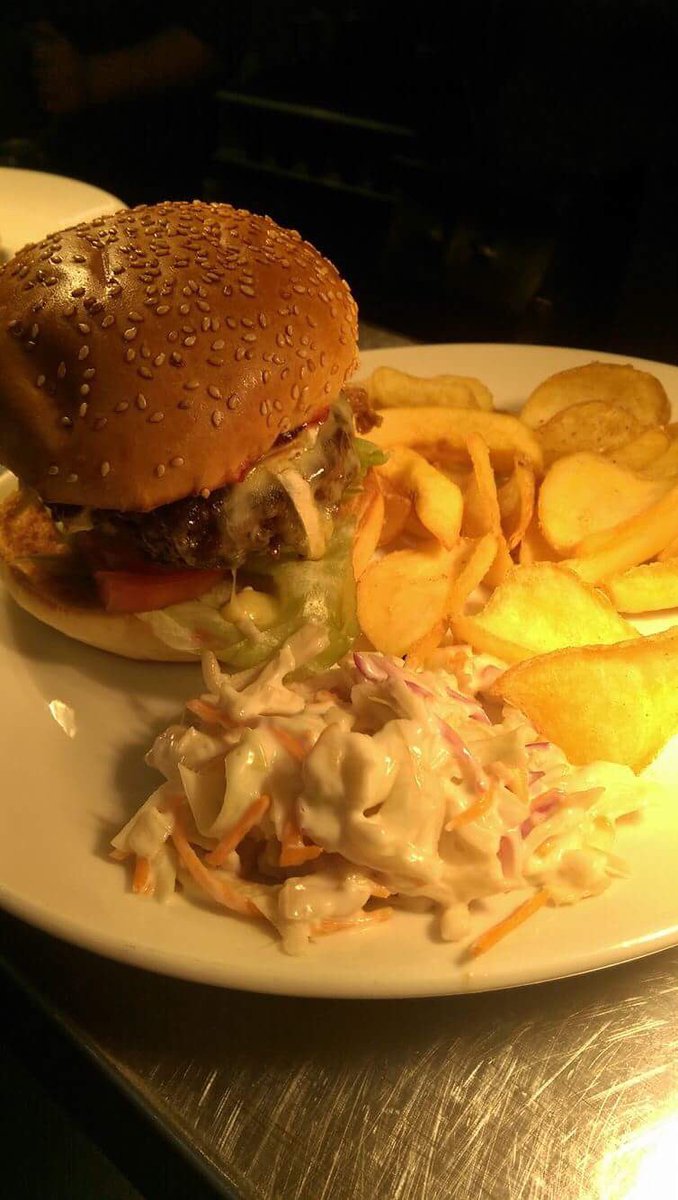 #tinselthursday new Brie and cranberry burger. Come and tickle your taste buds. <a href="/SpencerGraydon/">Spencer Graydon</a> <a href="/alastairhope/">Alastair Hope</a> 🎉🎁💥☺️