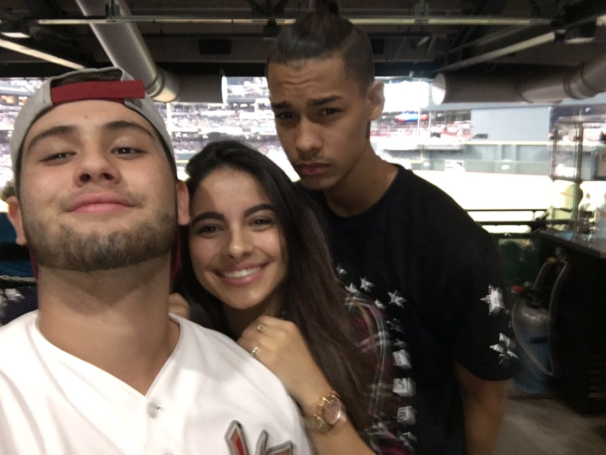 arturo_william8's tweet photo. .im endlessly thankful for these people that have stuck with me. Happy Thanksgiving. ❤️❤️ https://t.co/its5QMDKiO