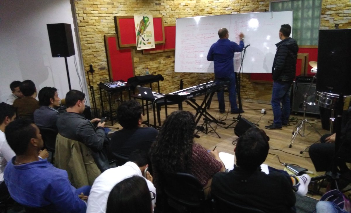 fsalsaalparque's tweet photo. Taller de arreglos con el maestro @MiltonSalcedo trabajo muy productivo con jóvenes músicos que trajeron sus proyectos #SalsaAlParque2016 https://t.co/7OU67loALs