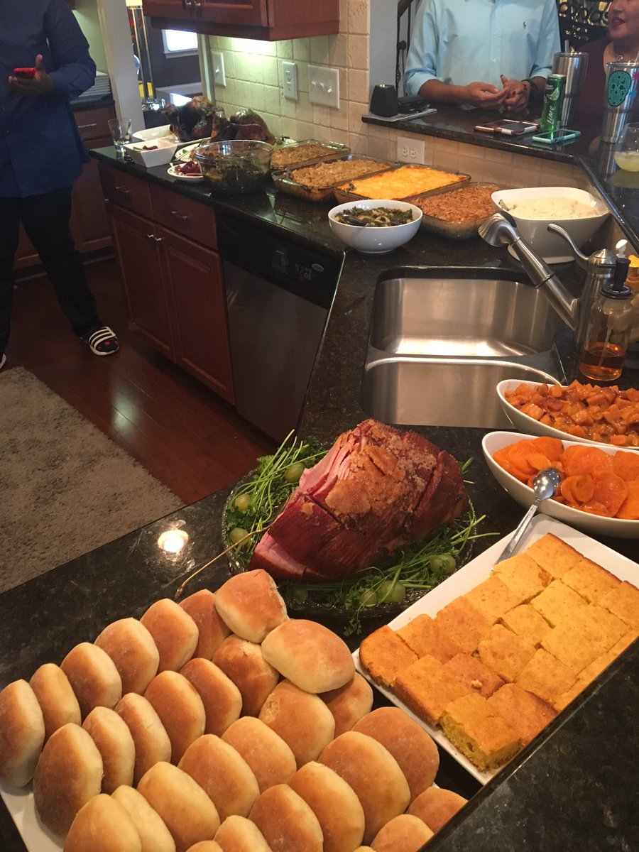 ritzyswims04's tweet photo. Thanksgiving Day feast!! Round 2. See another reason why it's so good to be back in the south! #thanksgivingday #atl2016 #familyeats https://t.co/2dZeq7aJaq
