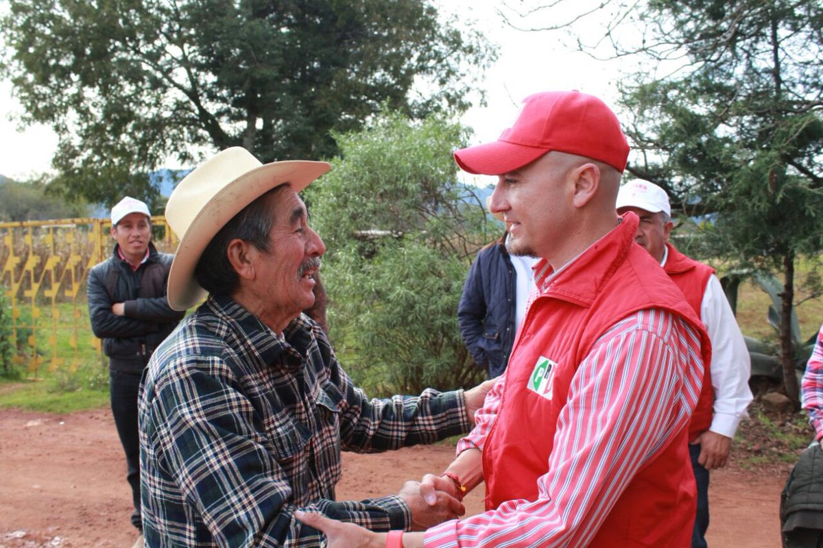 UlisesHVazquez's tweet photo. En Venta de Guadalupe, los caminos secundarios son de las principales necesidades, mi compromiso es gestionar su pavimentación. #VotaPRI https://t.co/Kylns0Te5n