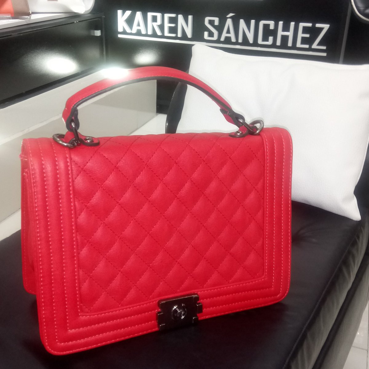 KarenSanchezSpa's tweet photo. Colores Disponibles: ROJO NEGRO
VALOR $25.000
Sorprende esta Navidad ☃ ☃️ ☃️ 
Con Carteras Karen Sánchez 
Contactanos +56959523885 https://t.co/khKxXZzf2i