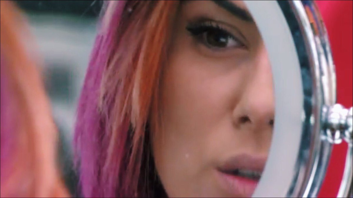 Elegidx's tweet photo. Espejito, espejito..quién es la más falsa, traicionera y patética del reino? #Gala12GH17 https://t.co/E2PtckQSFZ