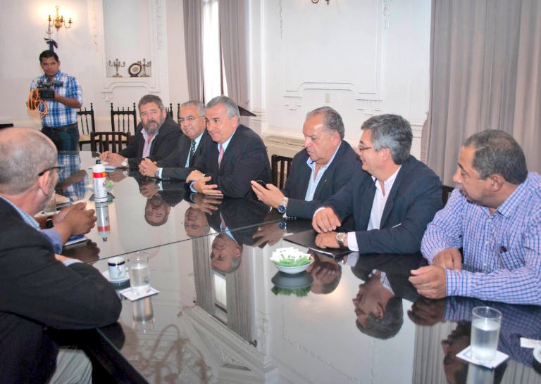 GerardoMorales's tweet photo. Ingenio La Esperanza: reunion en la cual avanzamos en el proceso de transformación de la planta fabril de #Jujuy. https://t.co/osMUWWgHNv https://t.co/cA723aq9Ok