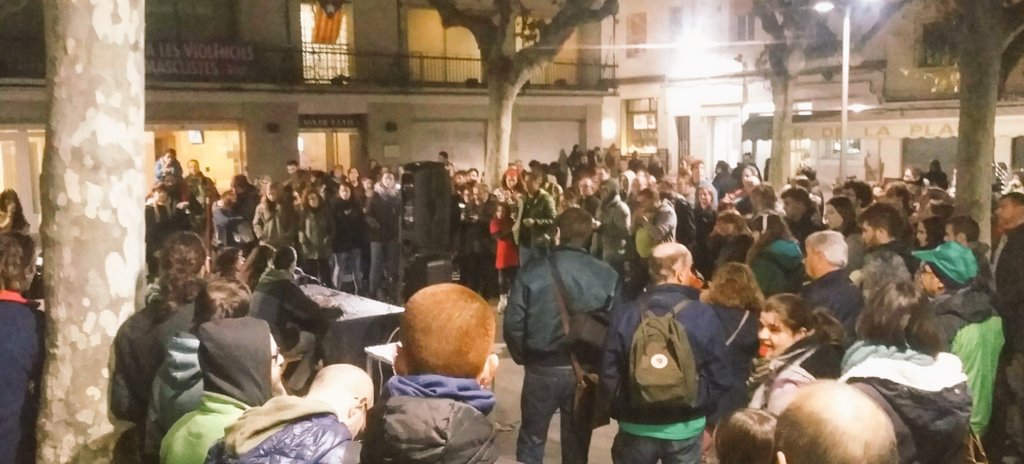 EndavantMaresme's tweet photo. Centenars de persones omplen la Plaça de l'Ajuntament de Premià de Mar en suport a @Can_Sanpere #PremiaContrarellotge #SalvemCanSanpere https://t.co/1Izq6u85jO