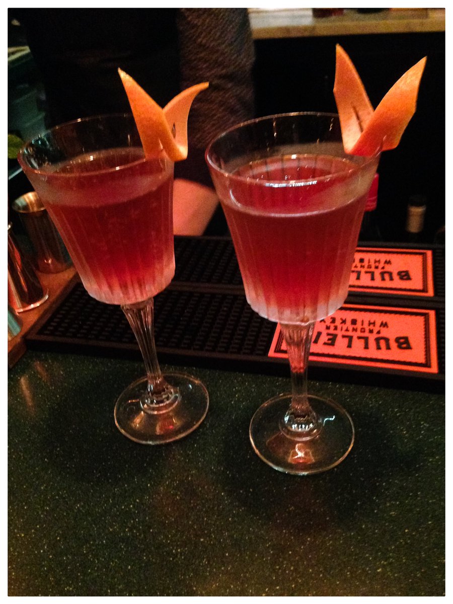 JulieGautron's tweet image. Masterclass #cocktails en compagnie de Kevin, #mixologue à #LApollo #LeKiki #pamplemousse #bitter #champagne #montparnasse
@lebout2lalangue