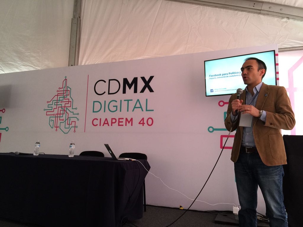 CDMXDigital_'s tweet photo. Diego Bassante en #CIAPEM40 #CDMXDigital con una plática de "Facebook para Política y Gobierno" https://t.co/qGLXqk8ezR