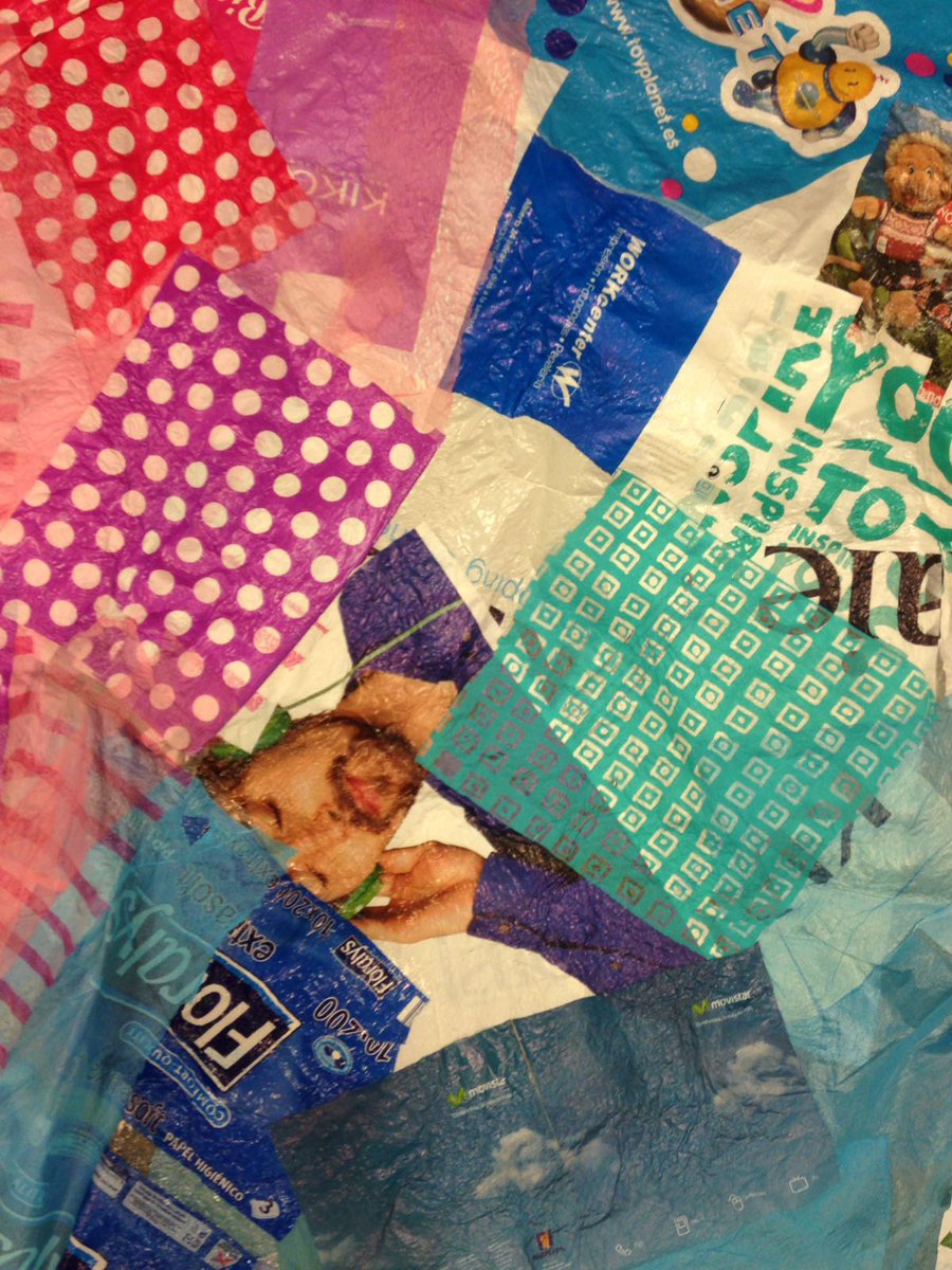 basurama's tweet photo. Hoy va de texturas @CaixaForum #madrid y #barcelona ; #plasticbottle y #plasticbags
#navidadEnTe #artforchange https://t.co/Yi8ZeQkbz9