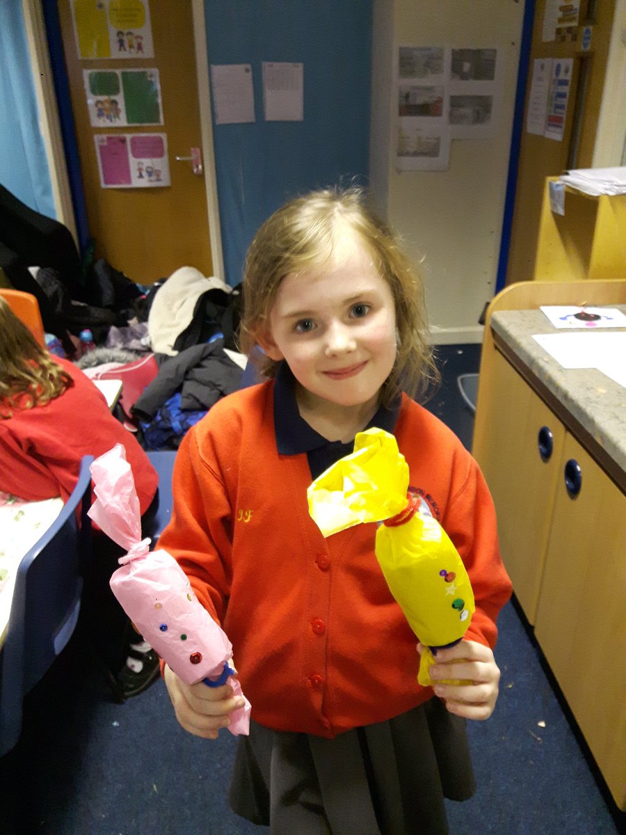CarolineDaviso8's tweet photo. Cracker fun at KS2 Christmas crafts 🎅🎄🎉 @MrsAckinclose  @SMemorial https://t.co/rhYXUSl6Zw