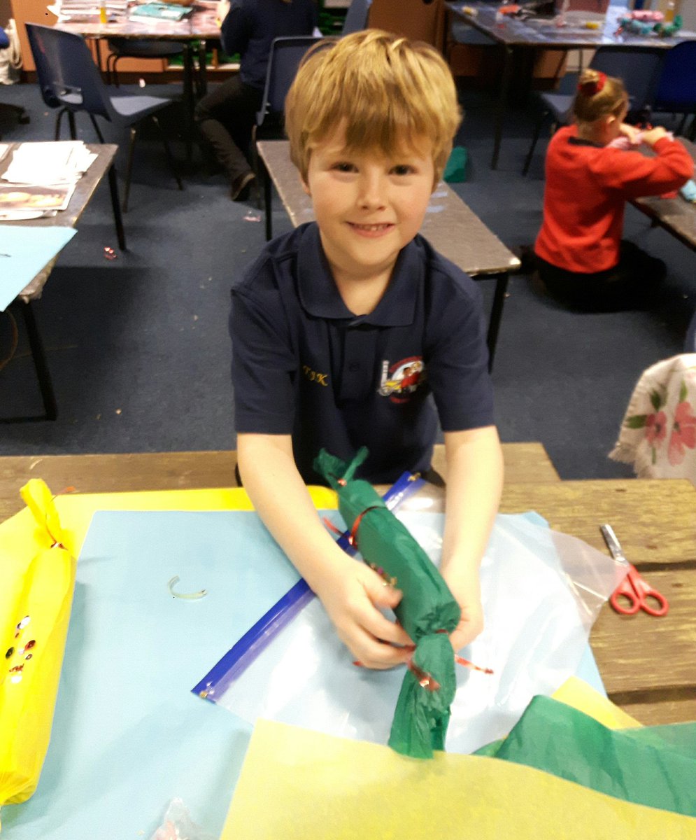 CarolineDaviso8's tweet photo. Cracker fun at KS2 Christmas crafts 🎅🎄🎉 @MrsAckinclose  @SMemorial https://t.co/rhYXUSl6Zw