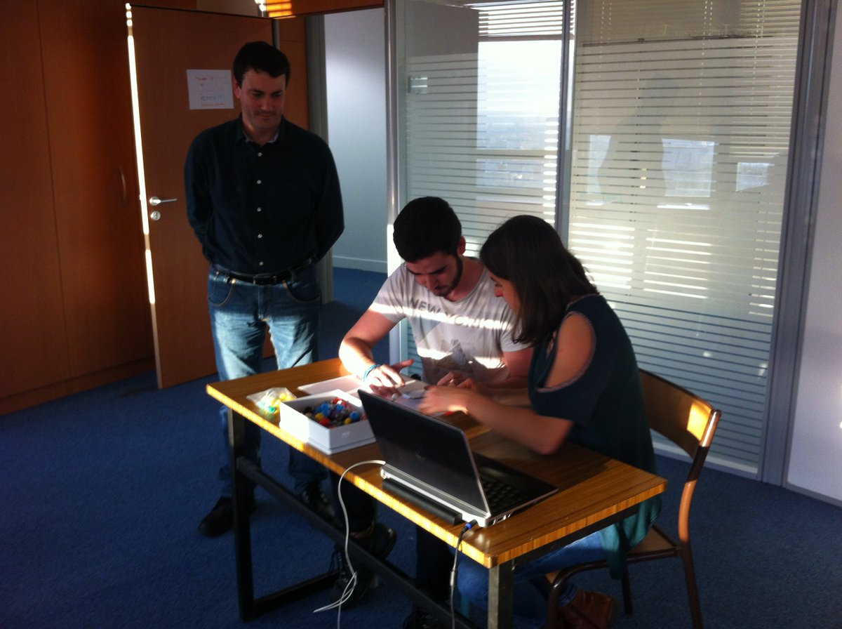 AnneLautrou's tweet photo. Hier, les étudiants de @licencefdv testaient le jeu en réalité augmentée #molecules. Des retours, du fun et des bugs. Merci à eux ! #gamedev https://t.co/tdlWoi2NHK