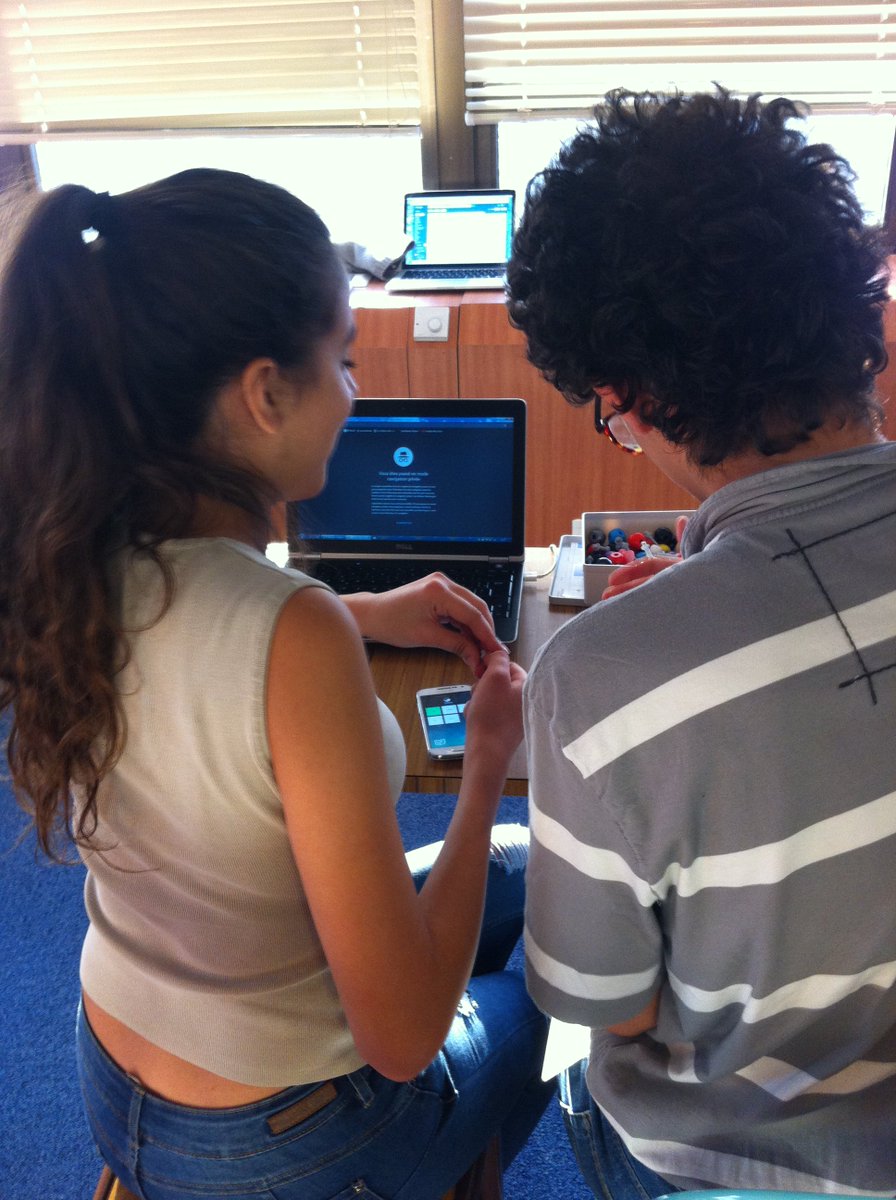 AnneLautrou's tweet photo. Hier, les étudiants de @licencefdv testaient le jeu en réalité augmentée #molecules. Des retours, du fun et des bugs. Merci à eux ! #gamedev https://t.co/tdlWoi2NHK
