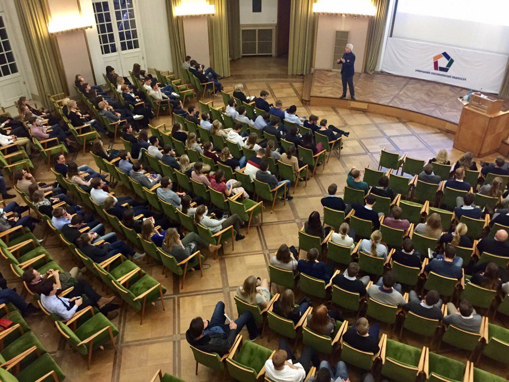 som_muenster's tweet photo. Unsere Abendveranstaltung zum Thema Selbstoptimierung ist im vollen Gange. #av2016 #optimzeme #quantifiedself https://t.co/ttBNoBXrPS