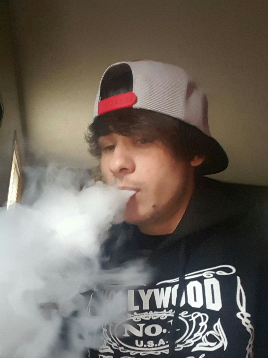 Gregthakidd92's tweet photo. # happy thanksgiving #vapegod # ecig #limitlesslux #vapeon https://t.co/4TMMcU31Bv