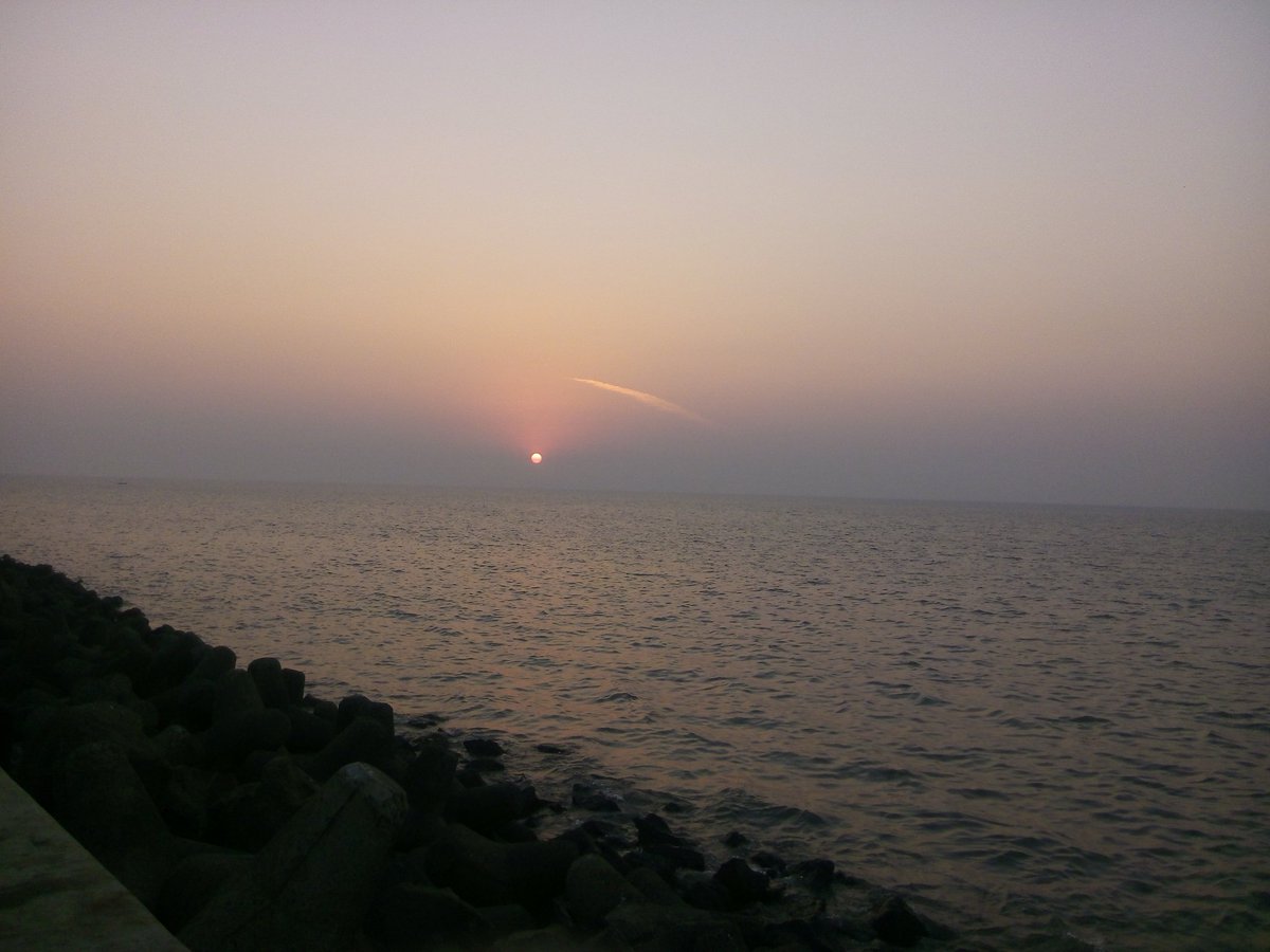 ms_gundi's tweet photo. Sunsets look the most beautiful,when witnessed from MARINES!😍 #Bombay #townside❤ #YetAnotherLongCherishedDream #WhatAView😍 #PostExamOutings https://t.co/QfGMX58Yz0