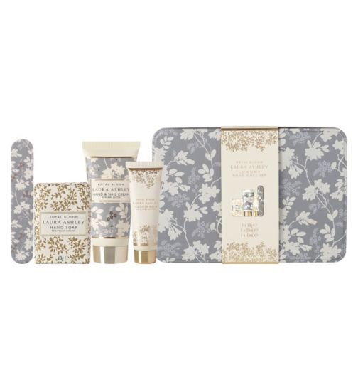 AzaujOfficial's tweet photo. #Azauj #Gift: Laura Ashley Royal Bloom Luxury Hand Care Set has a complete collection of Laua Ashley treats to pamper hands and nails. https://t.co/CNgtG7ccx6