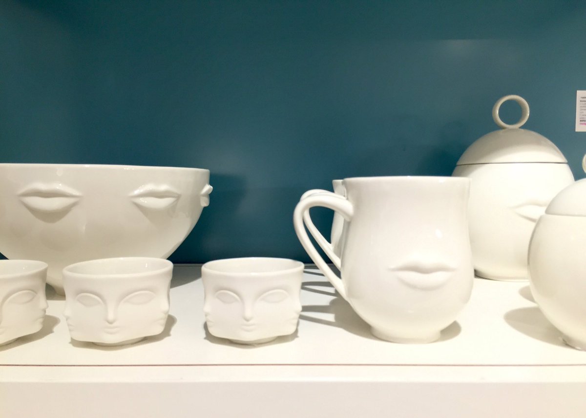 v_lorelle's tweet photo. Bouche en coin ou cul nu? #MadeinDesign fête #Noël  #LafayetteMaison avec les tasses Mr&amp;MrsMuse de JonathanAdler ou  #NakedGirls #PolsPotten https://t.co/qF80qygX3B
