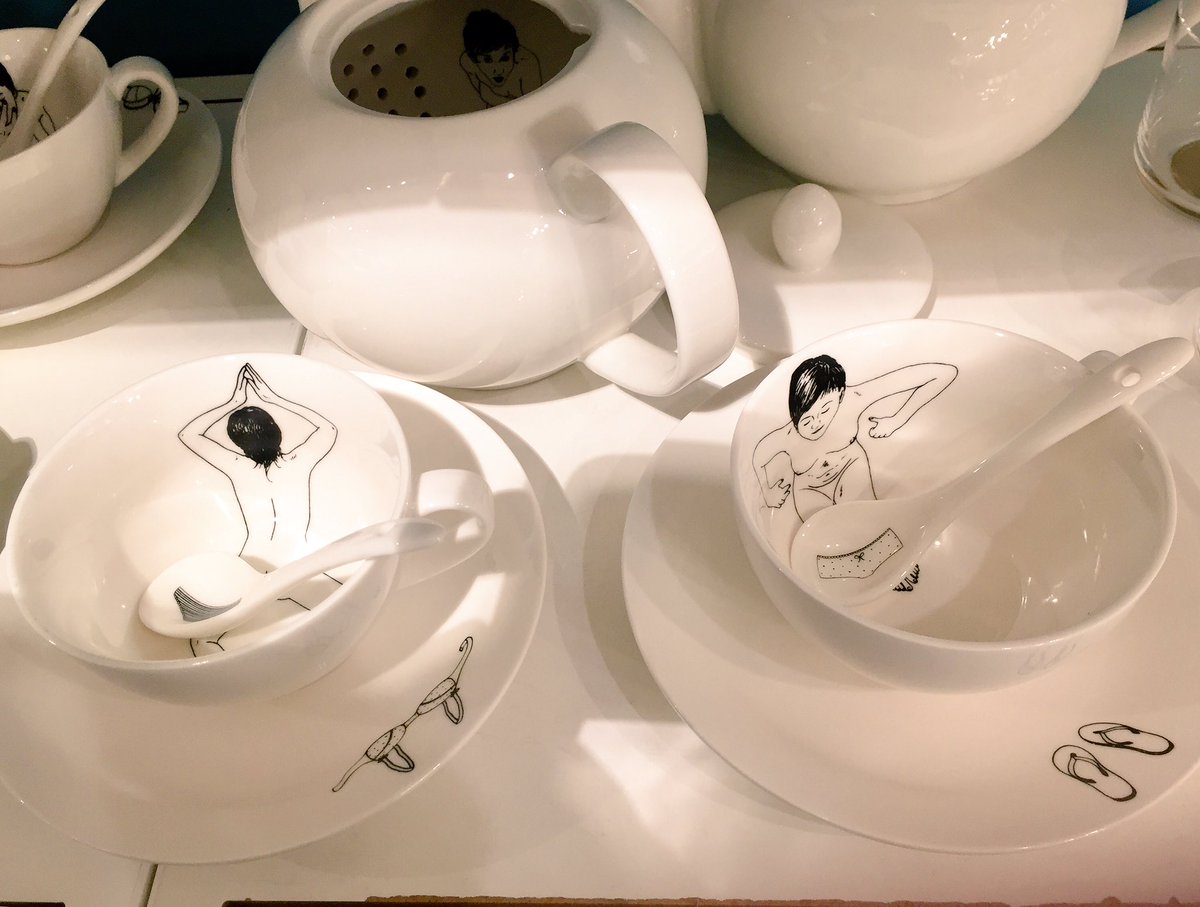 v_lorelle's tweet photo. Bouche en coin ou cul nu? #MadeinDesign fête #Noël  #LafayetteMaison avec les tasses Mr&amp;MrsMuse de JonathanAdler ou  #NakedGirls #PolsPotten https://t.co/qF80qygX3B