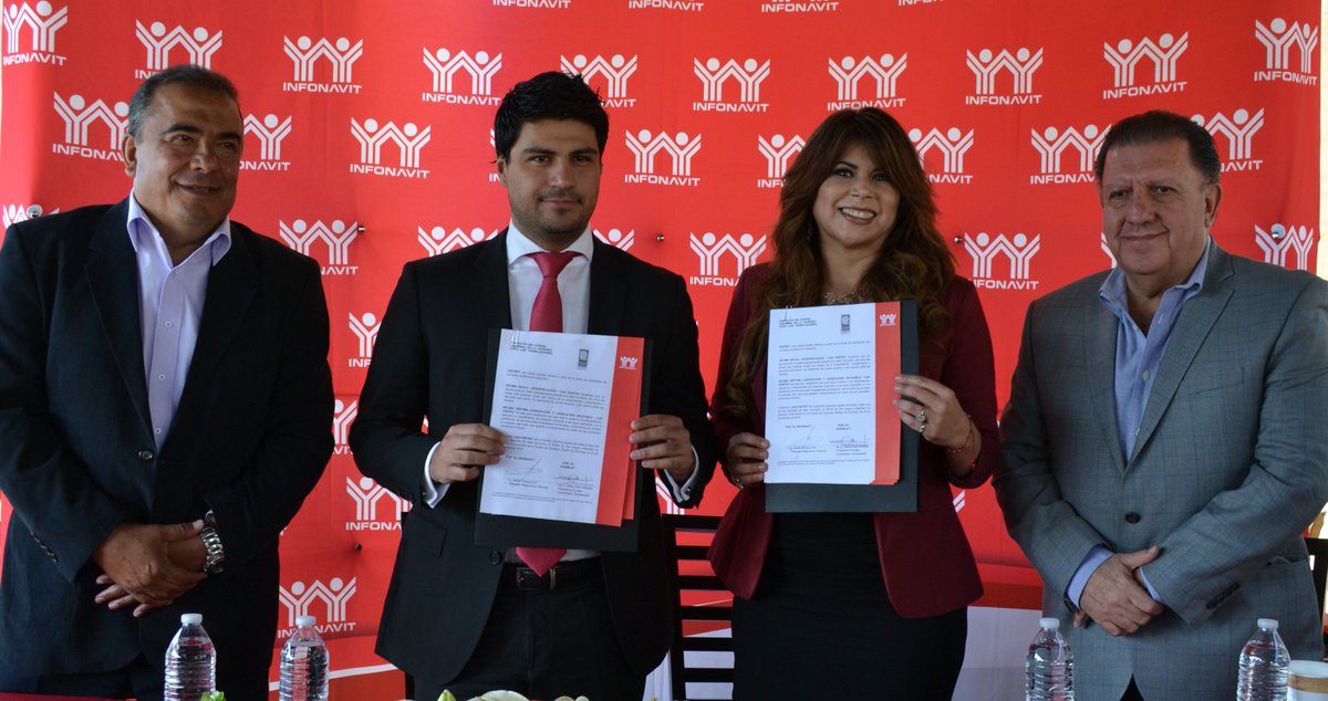CCEDGOMX's tweet photo. Firma de Convenio entre CCE Durango representado por @Diana_Ocon y el INFONAVIT, asi como entrega de Reconocimientos a empresas de 10. https://t.co/CNlhQZrirw
