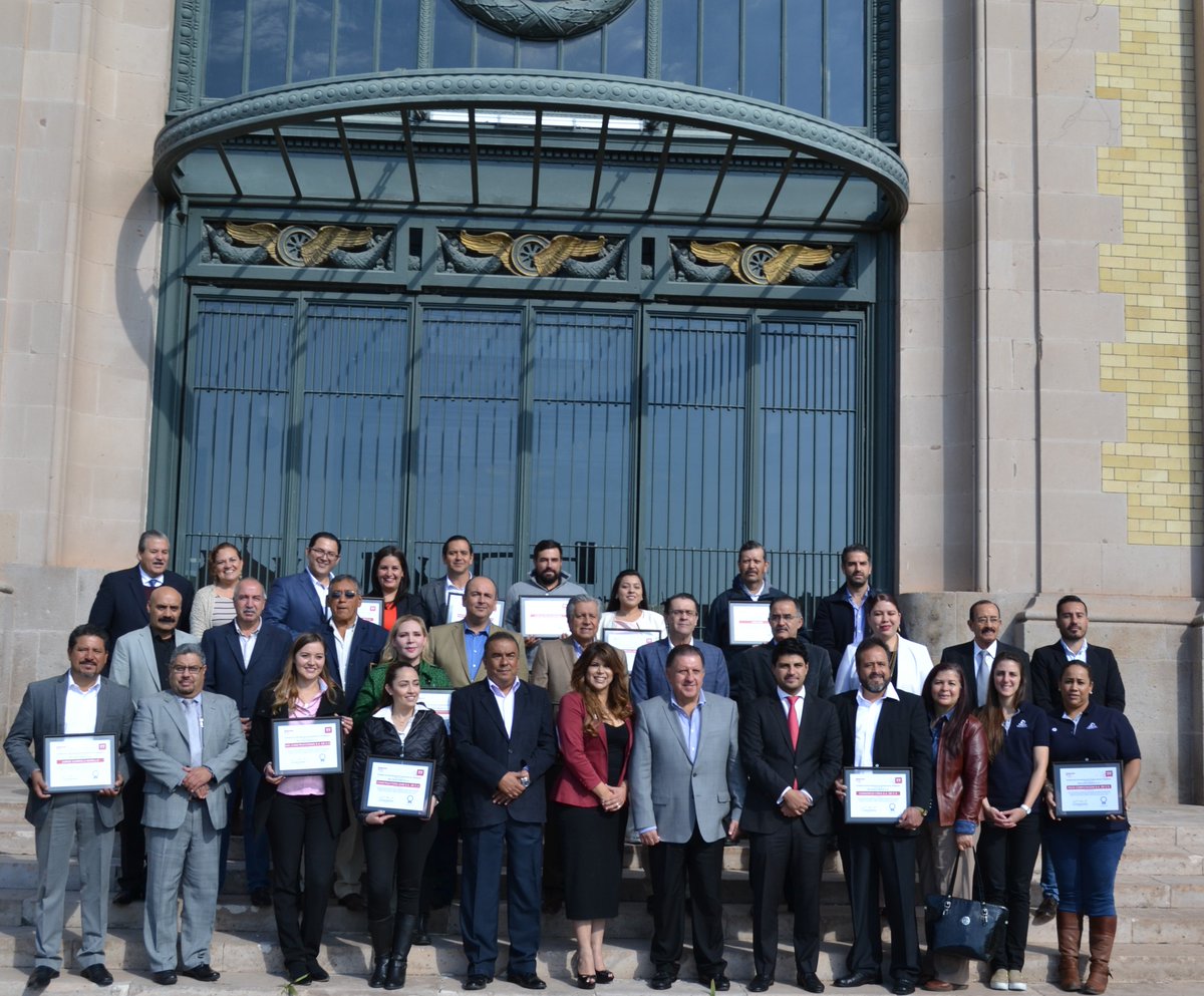 CCEDGOMX's tweet photo. Firma de Convenio entre CCE Durango representado por @Diana_Ocon y el INFONAVIT, asi como entrega de Reconocimientos a empresas de 10. https://t.co/CNlhQZrirw