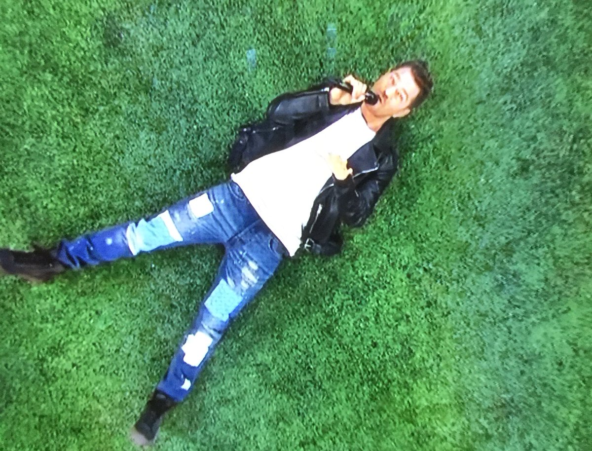 REFLOG18's tweet photo. Andy Grammer must be performing behind the Browns offensive line. https://t.co/oEdUmLb7VH