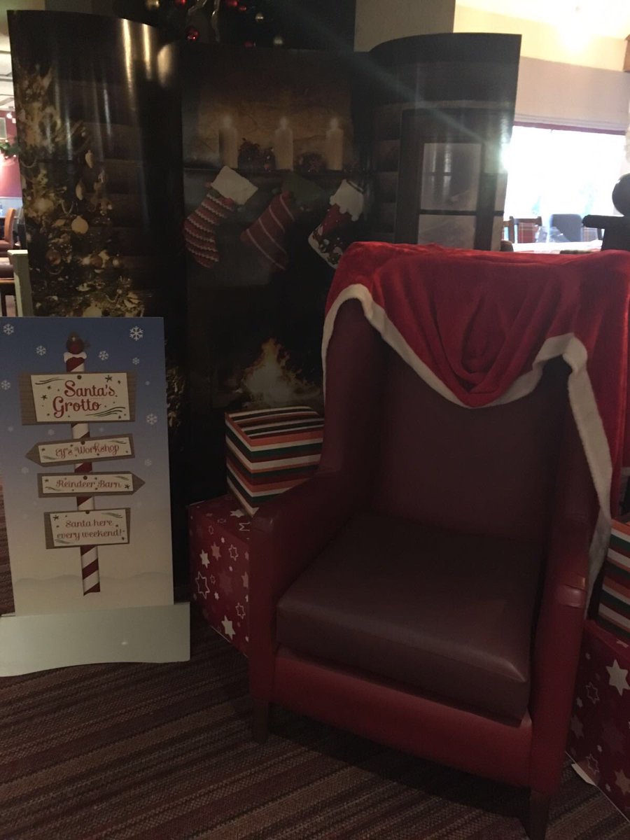 Queen Victoria in festive spirit <a href="/SpencerGraydon/">Spencer Graydon</a> <a href="/PaulGreenwoodNW/">Paul Greenwood</a> #tinselthursday