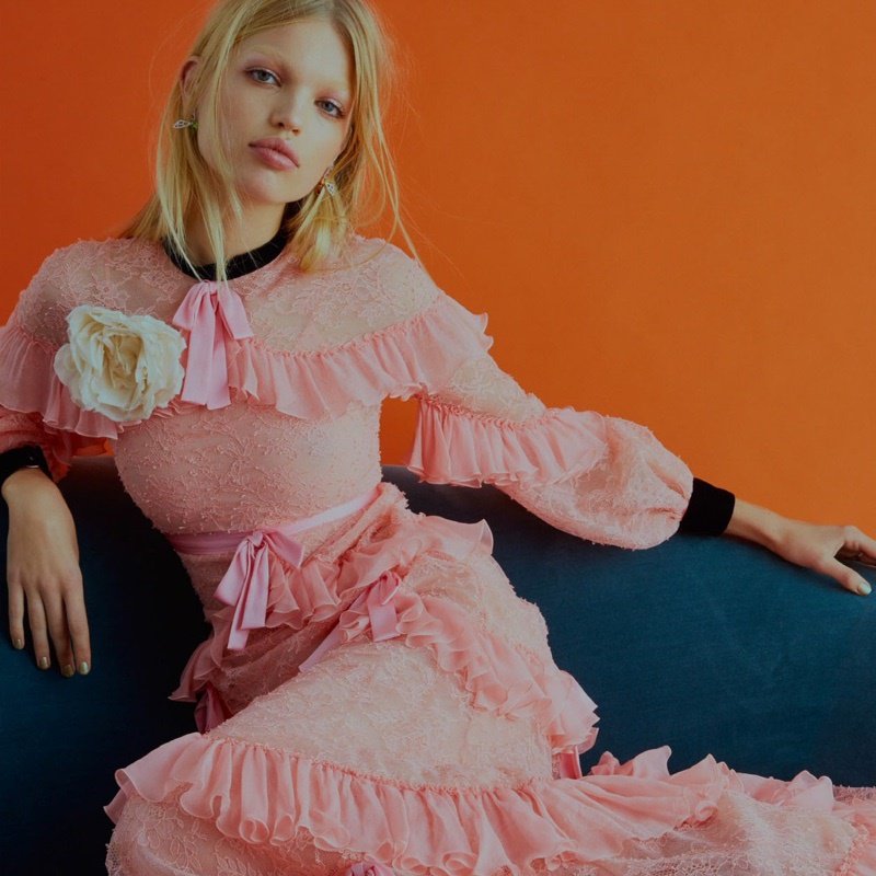 epic_model's tweet photo. Looking #pretty in pink, Top #model #Daphne Groeneveld poses in @gucci gown with ruffles. #Modelingnews https://t.co/eJZRyWfXD3