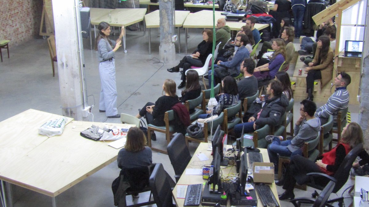 Factoriamadrid's tweet photo. Paloma Cañizares (#PCMDesign) desvelando soluciones creativas en diseño de interiores. Streaming aquí: https://t.co/qc4DD1G4tp https://t.co/tGkwviqIMA