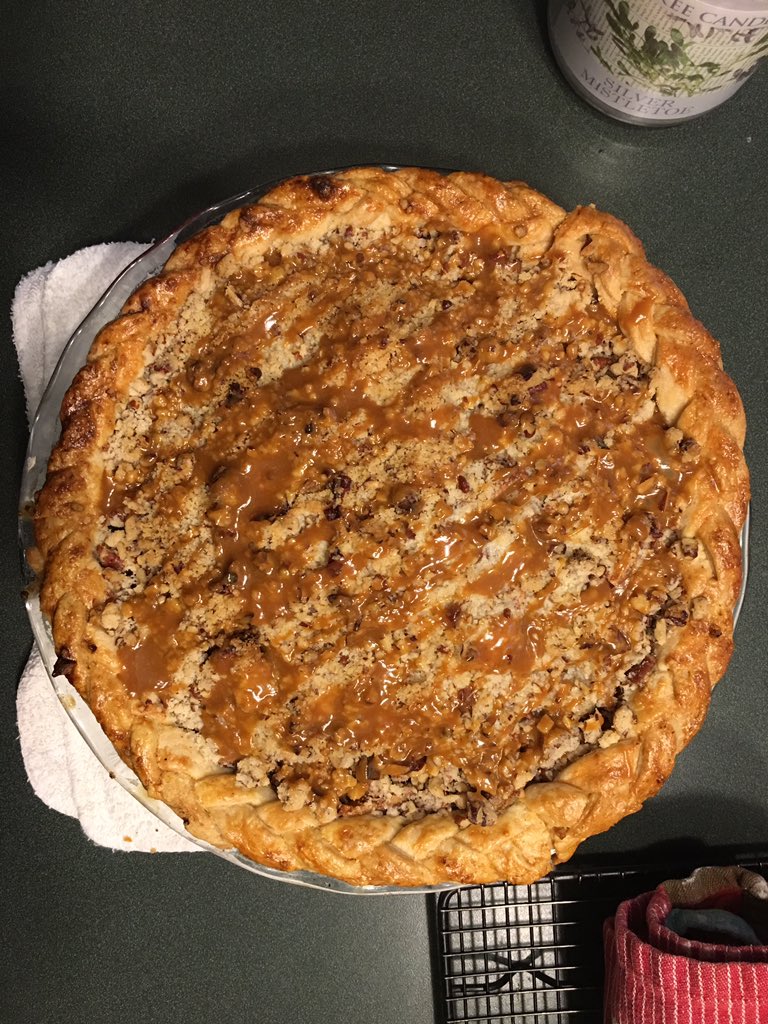 _jennjilson's tweet photo. Thankful to have my phone back just in time to post this picture of the killer pie I made 🙌🏻 #blessup https://t.co/mVvuCUZUgW