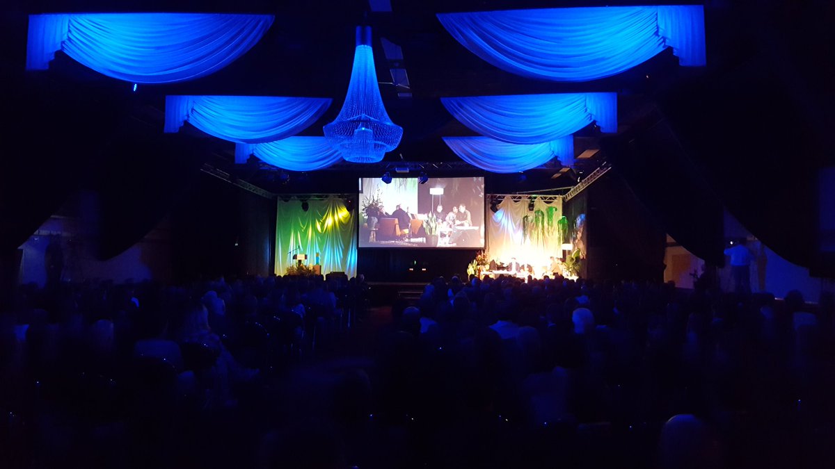 Ondernemerprijs's tweet photo. Een volle zaal met 650 ondernemers, de genomineerden op het podium en presentator @LeonVerdonschot, we zijn van start! #ohm16 https://t.co/fUaBxWiAKX