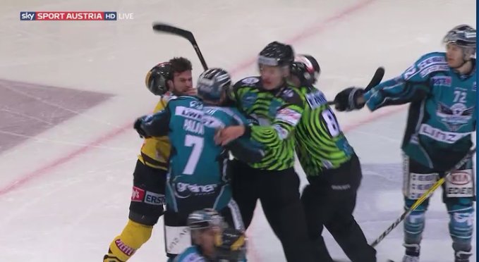 SkySportAustria's tweet photo. 28': Rotter vs. Palin! Beide müssen auf die Strafbank! Allerdings erhäl der Linzer 2+2! #VICEHL #SkyEBEL https://t.co/WCIV1p7Zpc