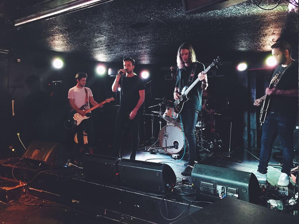 Pruebas de sonido con <a href="/DHIoficial/">DHI</a> en sala <a href="/salabecoolbcn/">Sala BeCool</a> 
Que bien suena este grupo!! <a href="/M2Musicspain/">M2Music Group</a> #EquipoM2